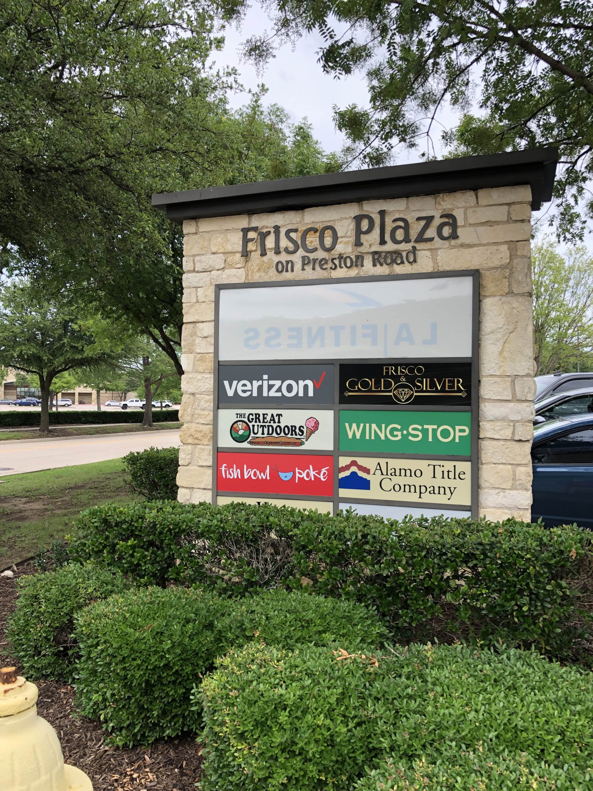 Outdoor monument sign of Frisco Plaza on Preston road